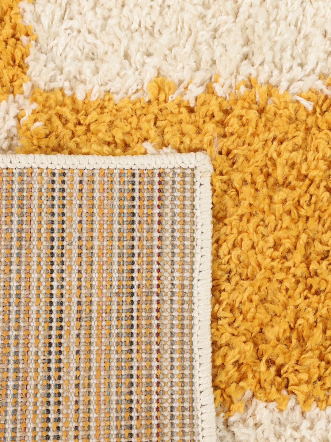 Gul og råhvidt langhåret tæppe