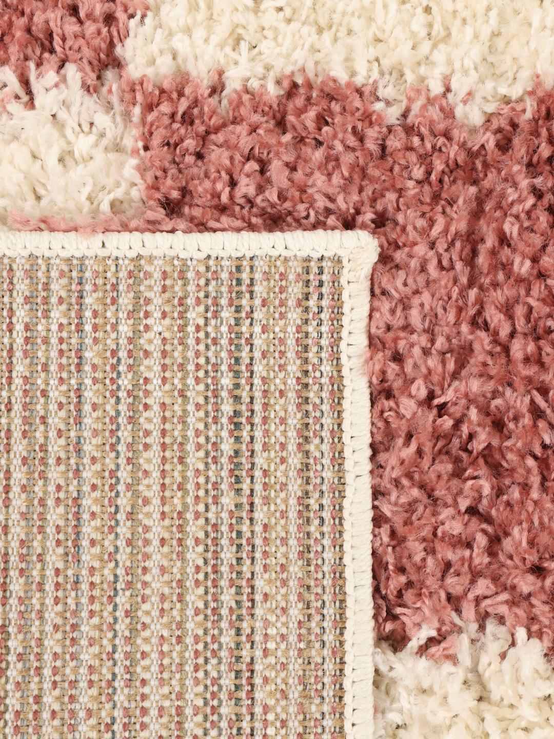 Kvadratisk tæppe med ternet mønster i lyserød og råhvid