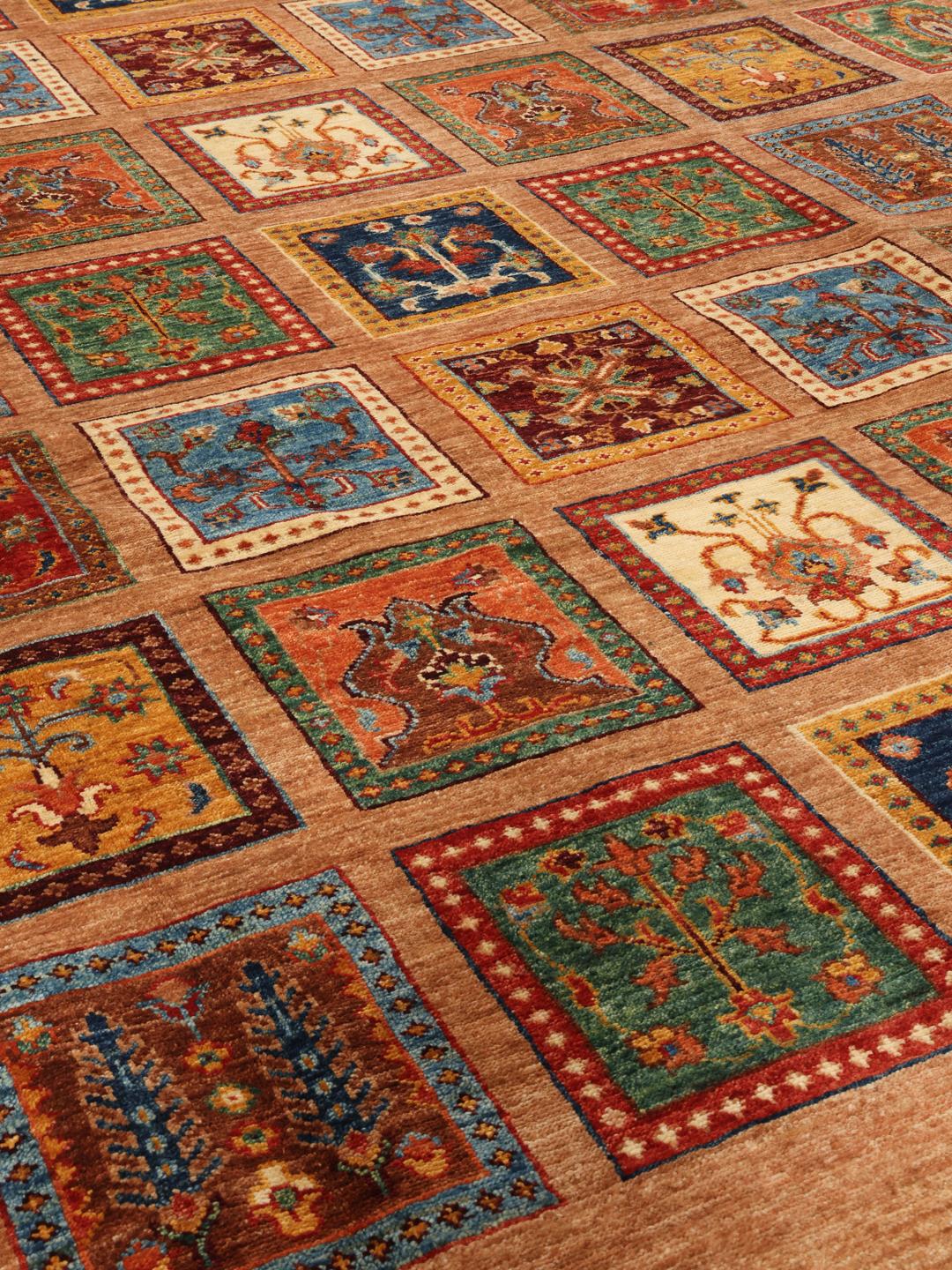 Handgeknoopt tapijt uit Afghanistan in bruin met levendige geometrische motieven