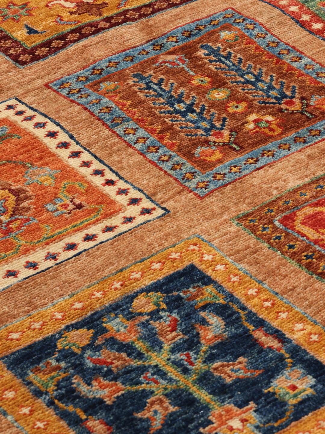 Handgeknoopt tapijt uit Afghanistan in bruin met levendige geometrische motieven