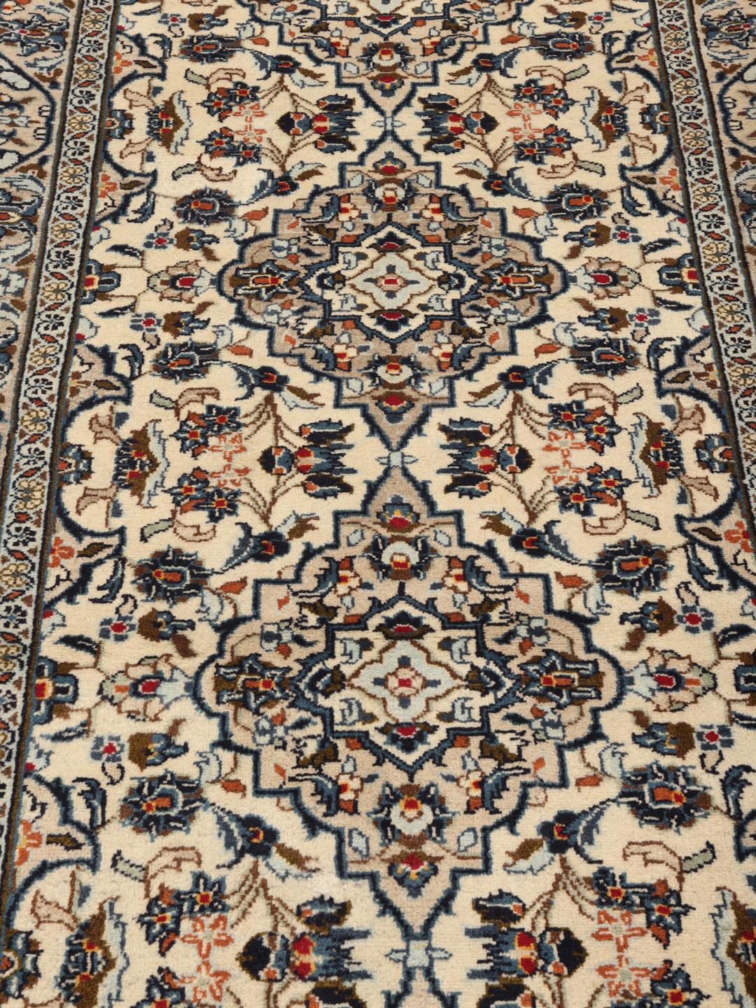 Handgemaakte Keshan loper uit het Midden-Oosten in beige met bloempatronen