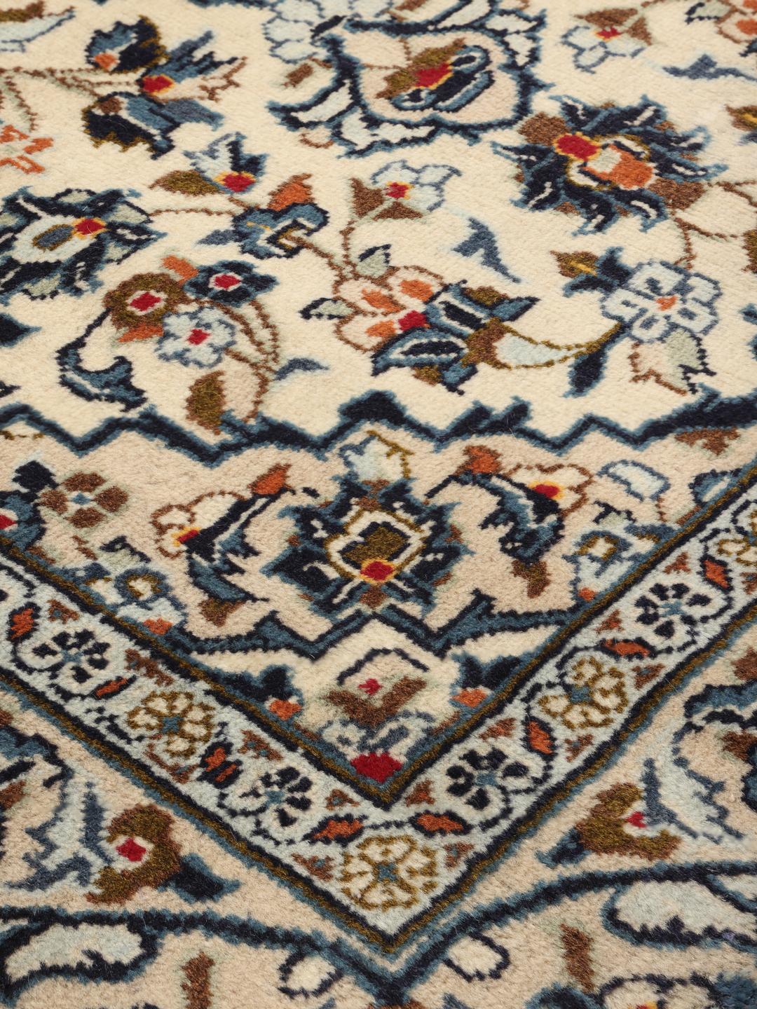 Handgemaakte Keshan loper uit het Midden-Oosten in beige met bloempatronen