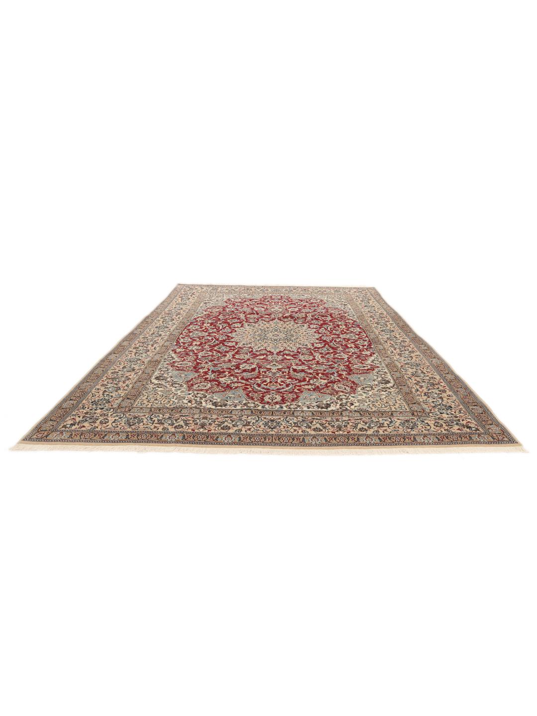 Tapis Nain Fine 9La noué à la main avec un champ rouge et des motifs floraux complexes