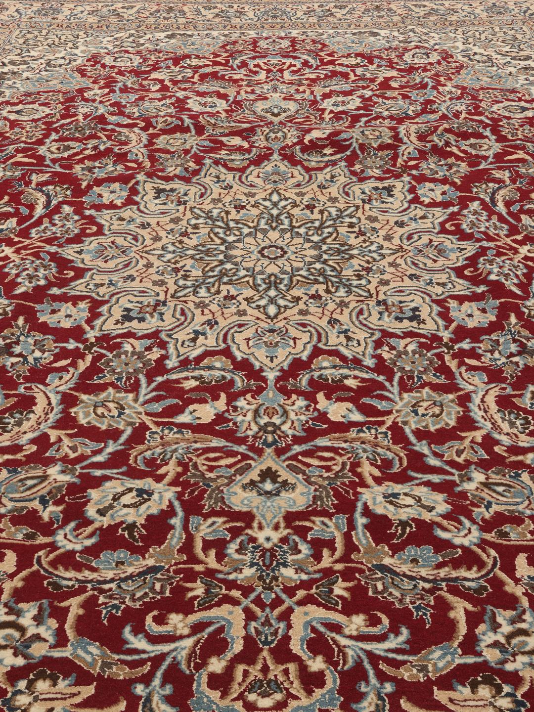 Tapis Nain Fine 9La noué à la main avec un champ rouge et des motifs floraux complexes