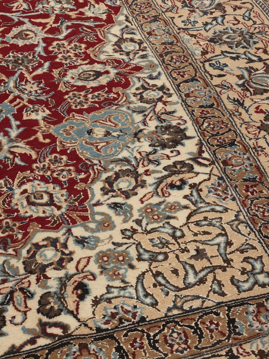 Tapis Nain Fine 9La noué à la main avec un champ rouge et des motifs floraux complexes