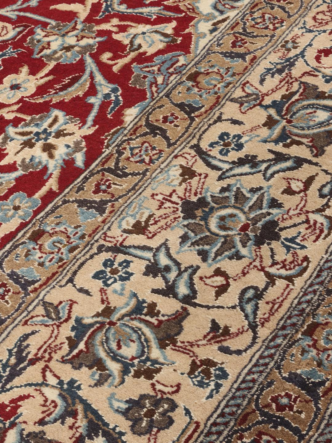 Tapis Nain Fine 9La noué à la main avec un champ rouge et des motifs floraux complexes