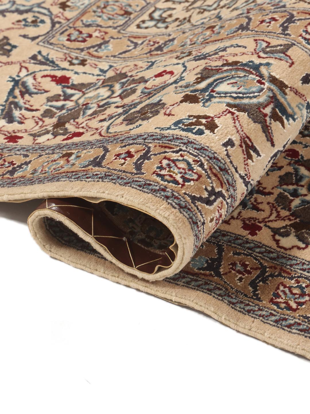 Tapis Nain Fine 9La noué à la main avec un champ rouge et des motifs floraux complexes