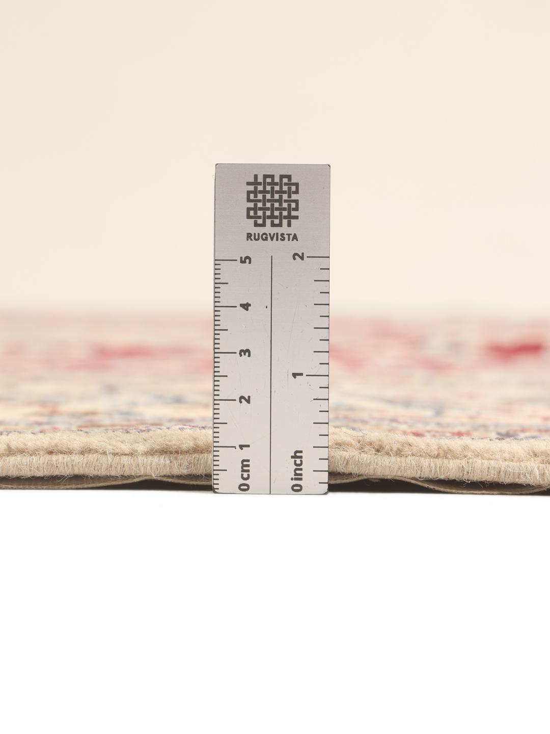 Tapis Nain Fine 9La noué à la main avec un champ rouge et des motifs floraux complexes