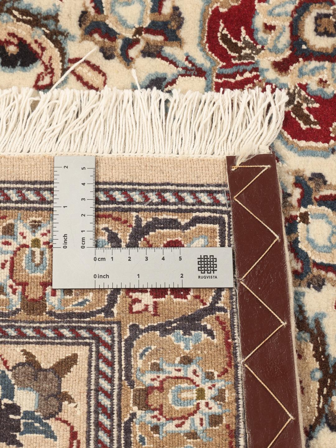 Tapis Nain Fine 9La noué à la main avec un champ rouge et des motifs floraux complexes