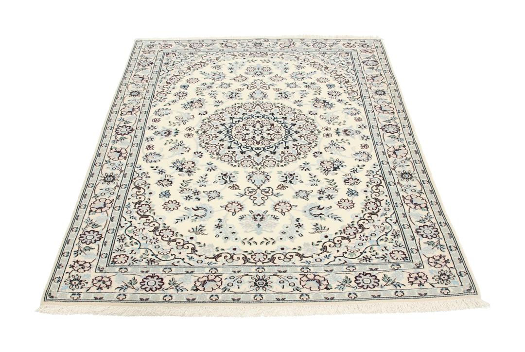 Håndknyttet Nain 6La-tæppe fra Mellemøsten med en beige bund og blomstermotiver.