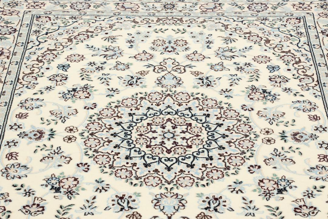 Håndknyttet Nain 6La-tæppe fra Mellemøsten med en beige bund og blomstermotiver.