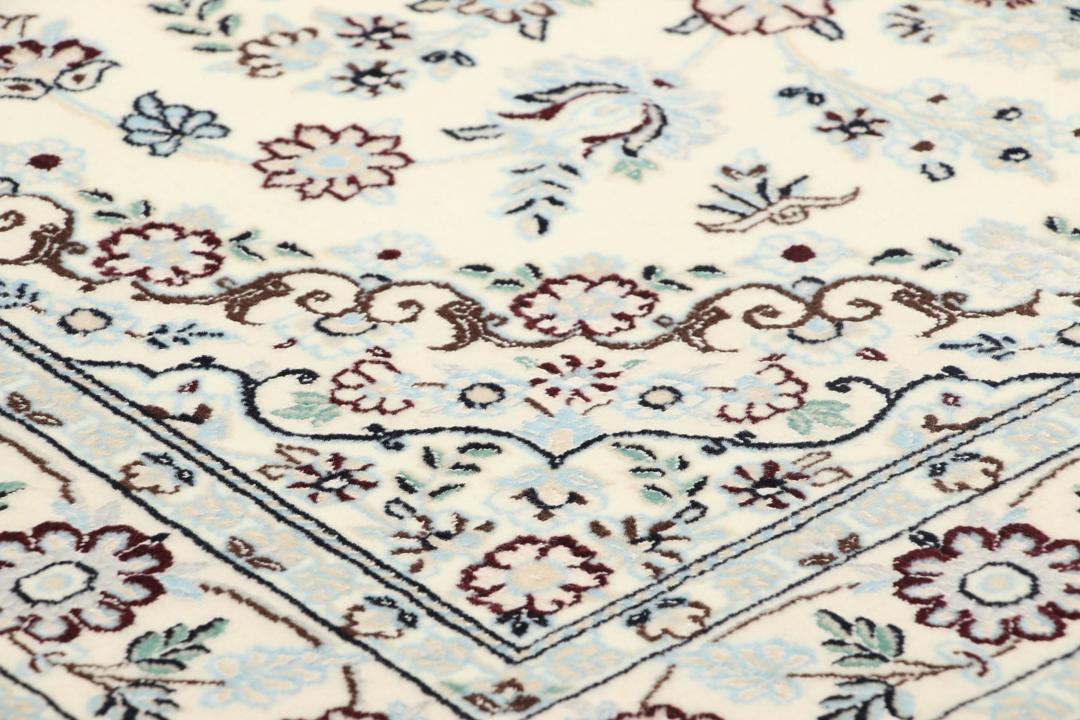 Håndknyttet Nain 6La-tæppe fra Mellemøsten med en beige bund og blomstermotiver.