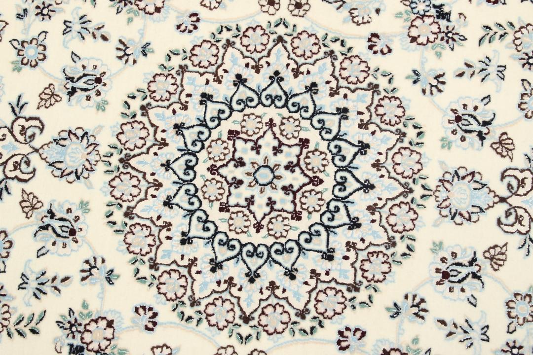 Håndknyttet Nain 6La-tæppe fra Mellemøsten med en beige bund og blomstermotiver.