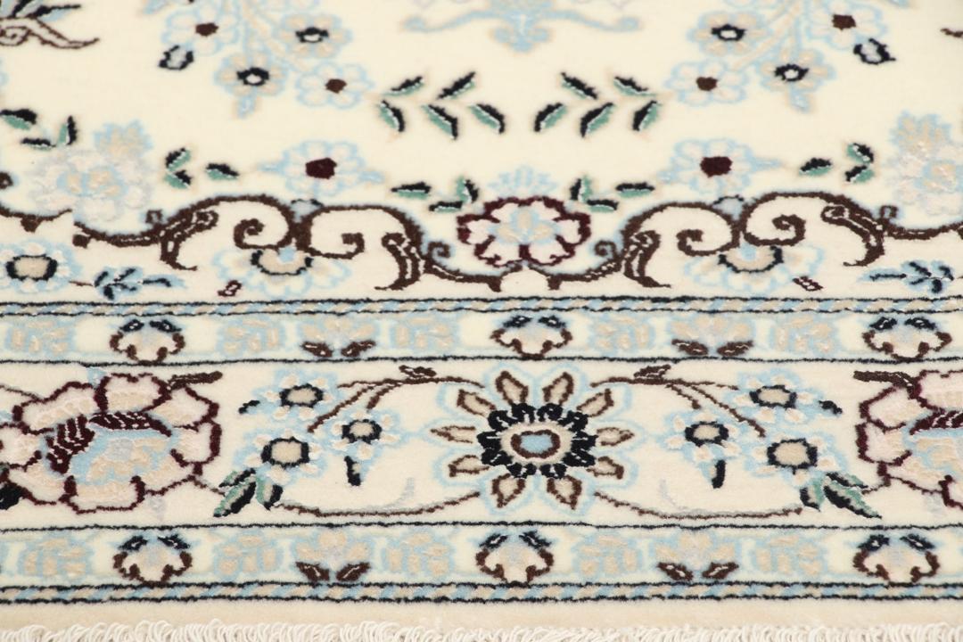 Håndknyttet Nain 6La-tæppe fra Mellemøsten med en beige bund og blomstermotiver.