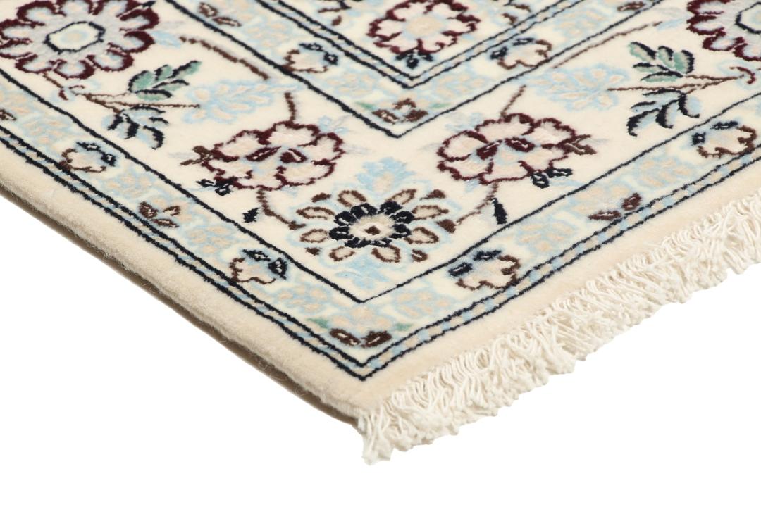 Håndknyttet Nain 6La-tæppe fra Mellemøsten med en beige bund og blomstermotiver.