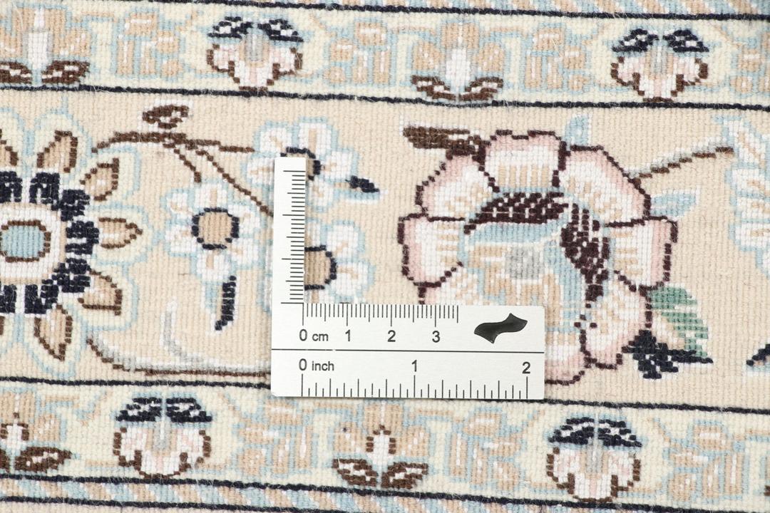 Håndknyttet Nain 6La-tæppe fra Mellemøsten med en beige bund og blomstermotiver.