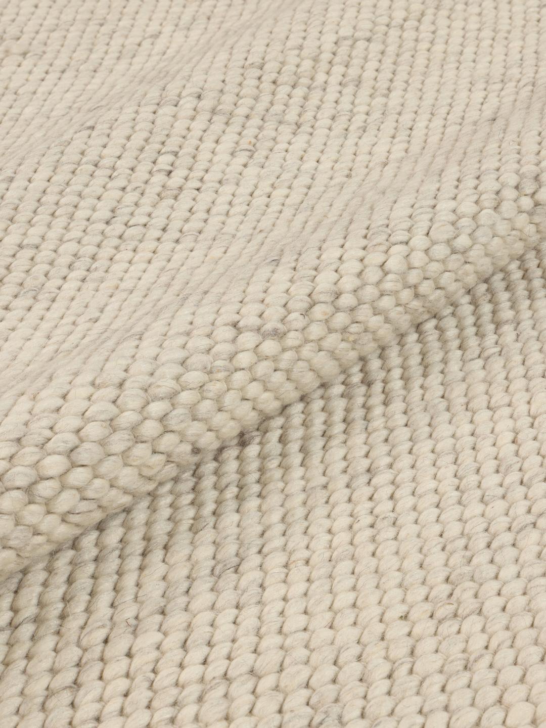 Håndvævet beige uldtæppe