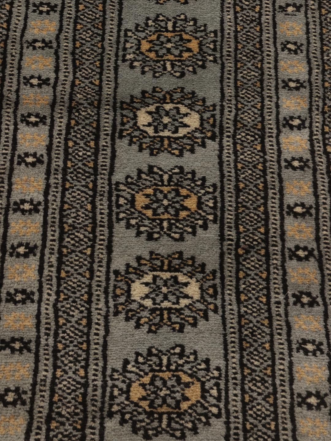 Handgeknoopt Pakistan Bokhara vloerkleed in een lichtgrijze tint met traditionele geometrische motieven.