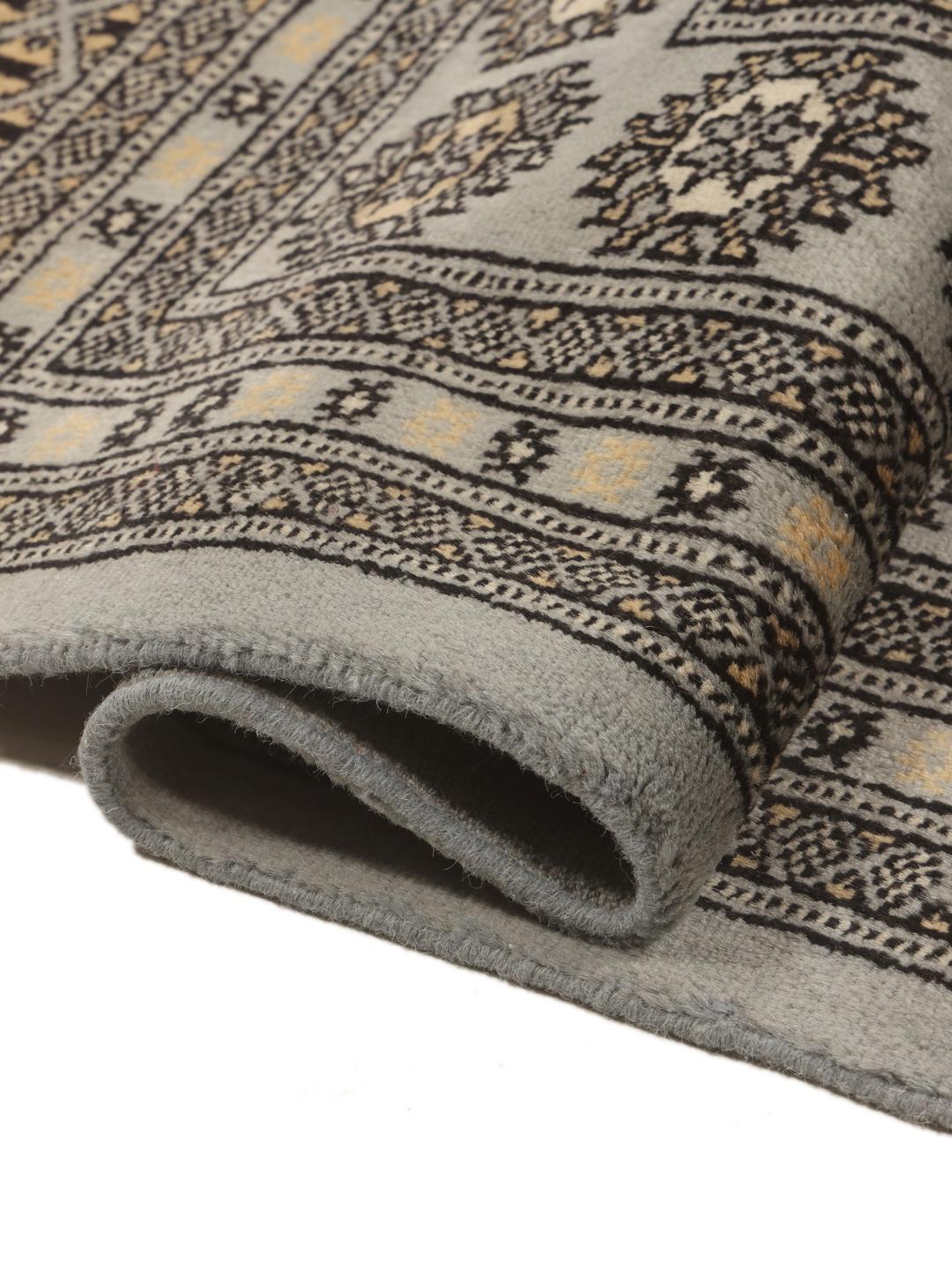 Handgeknoopt Pakistan Bokhara vloerkleed in een lichtgrijze tint met traditionele geometrische motieven.