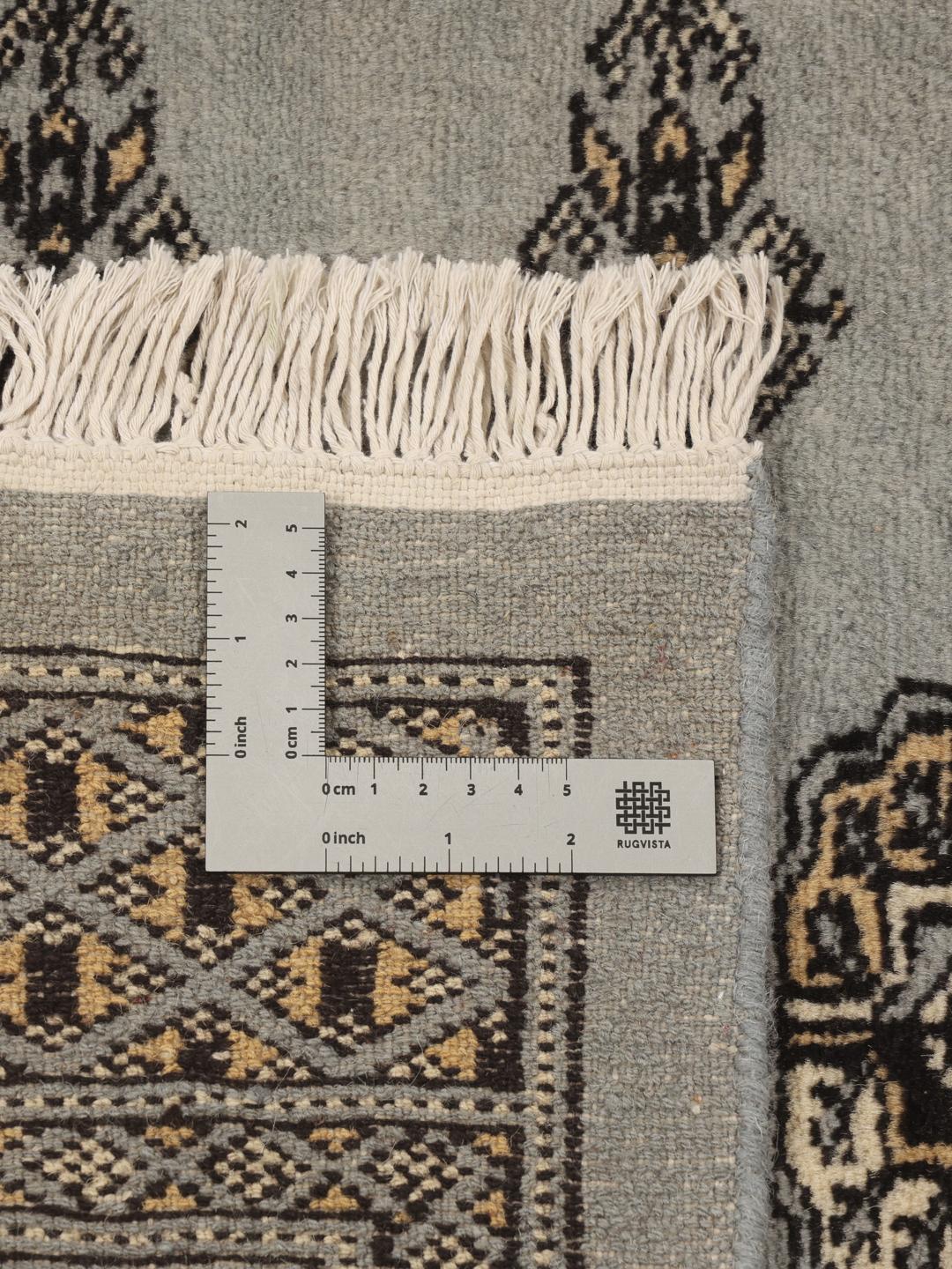 Handgeknoopt Pakistan Bokhara vloerkleed in een lichtgrijze tint met traditionele geometrische motieven.