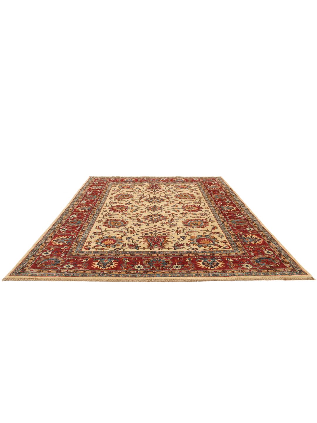Un covor pakistanez înnodat manual cu un design floral în tonuri multicolore.