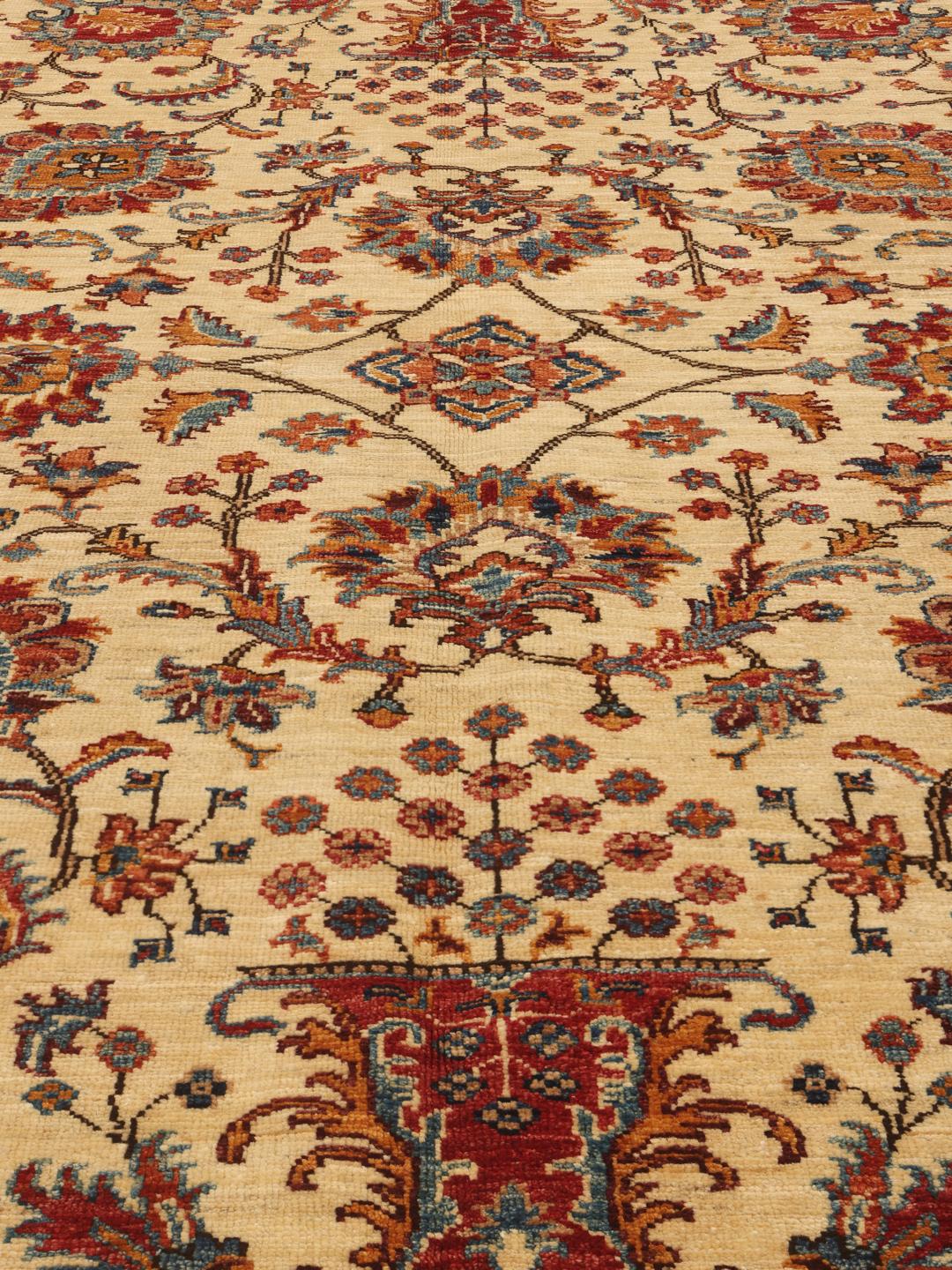 Un covor pakistanez înnodat manual cu un design floral în tonuri multicolore.