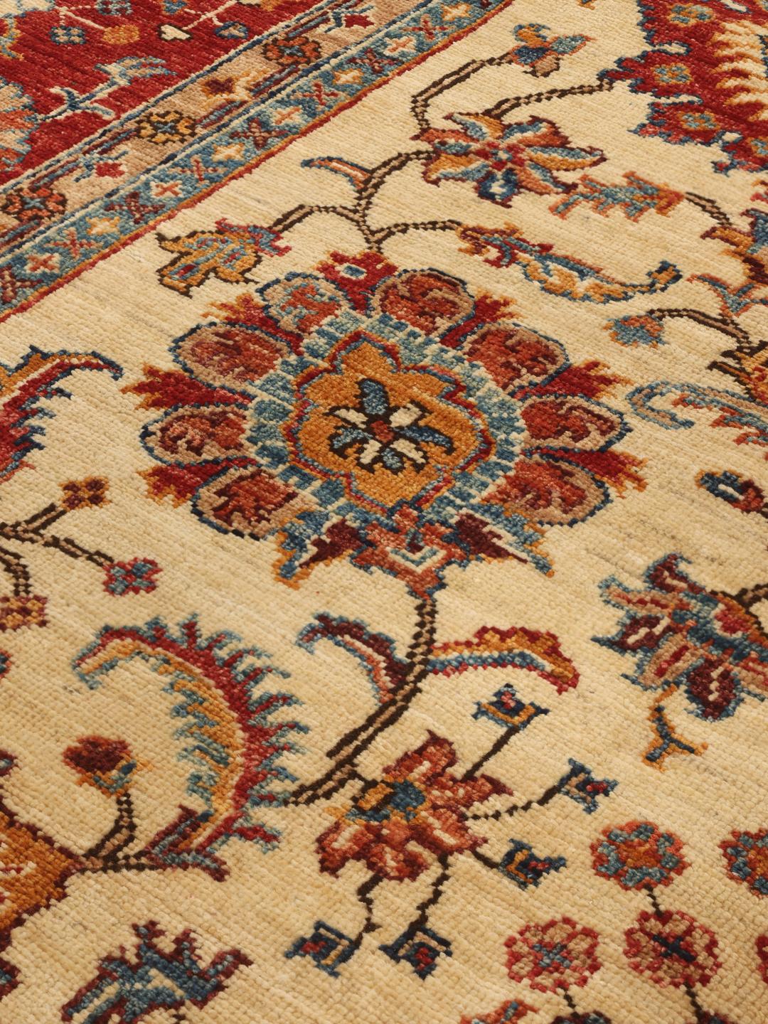 Un covor pakistanez înnodat manual cu un design floral în tonuri multicolore.