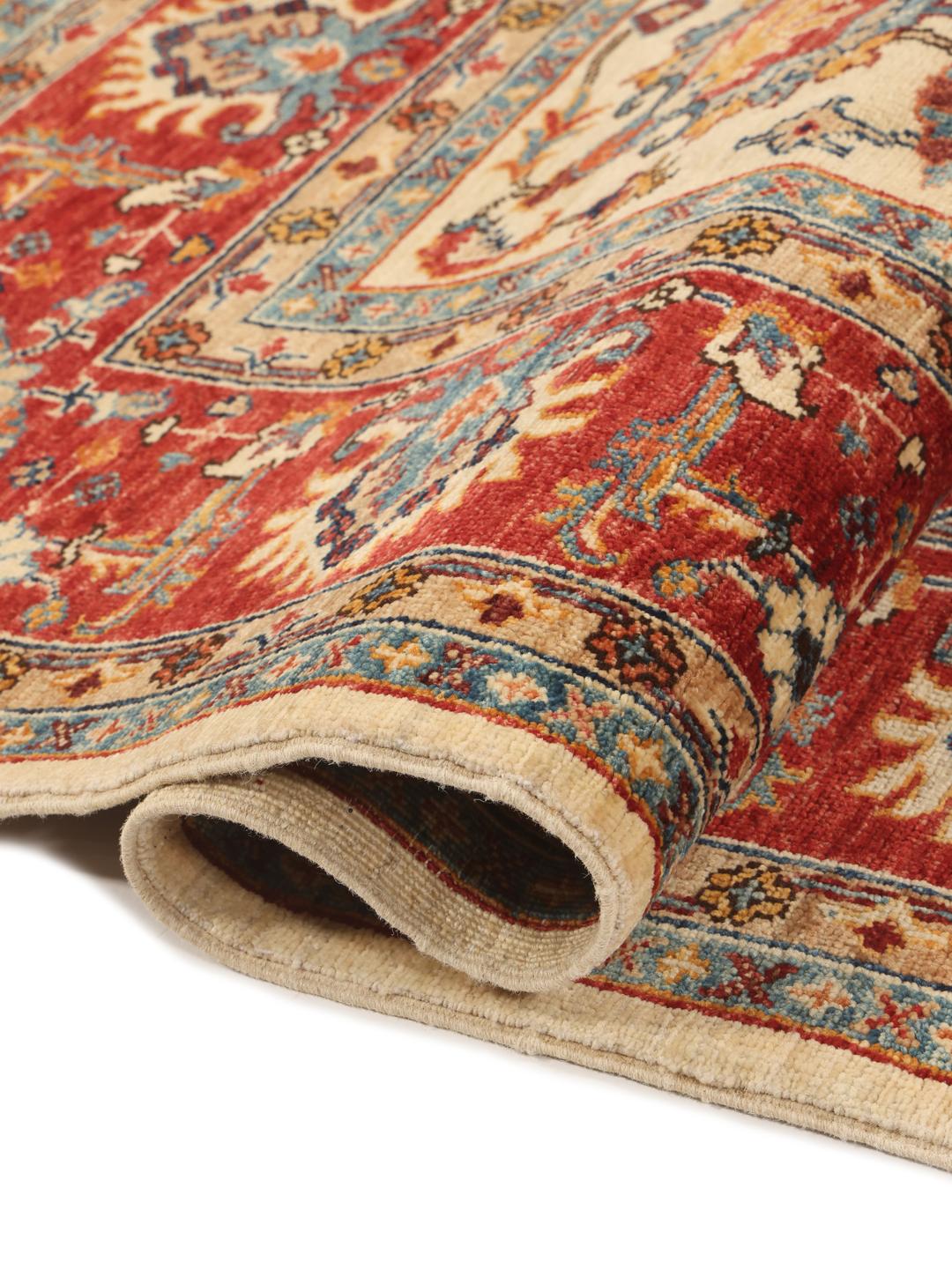Un covor pakistanez înnodat manual cu un design floral în tonuri multicolore.