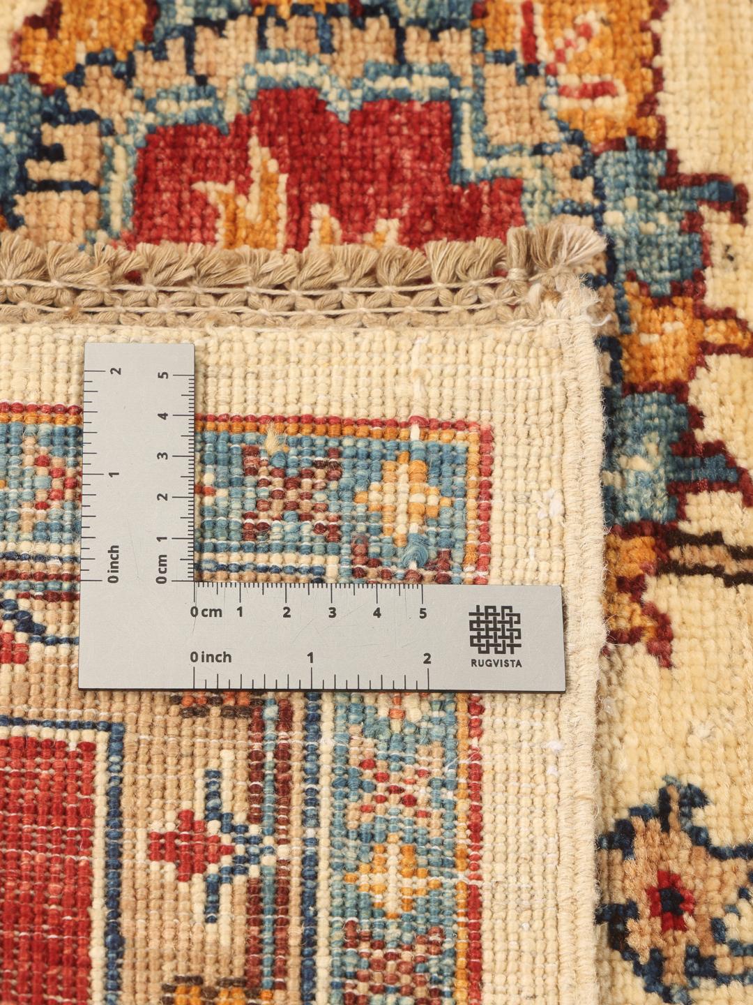 Un covor pakistanez înnodat manual cu un design floral în tonuri multicolore.