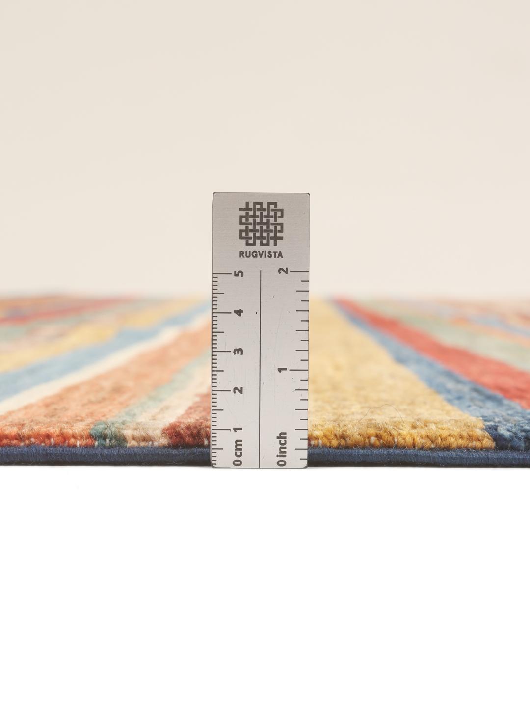Een rechthoekig handgemaakt Afghaans tapijt met een veelkleurig gestreept en geometrisch patroon.