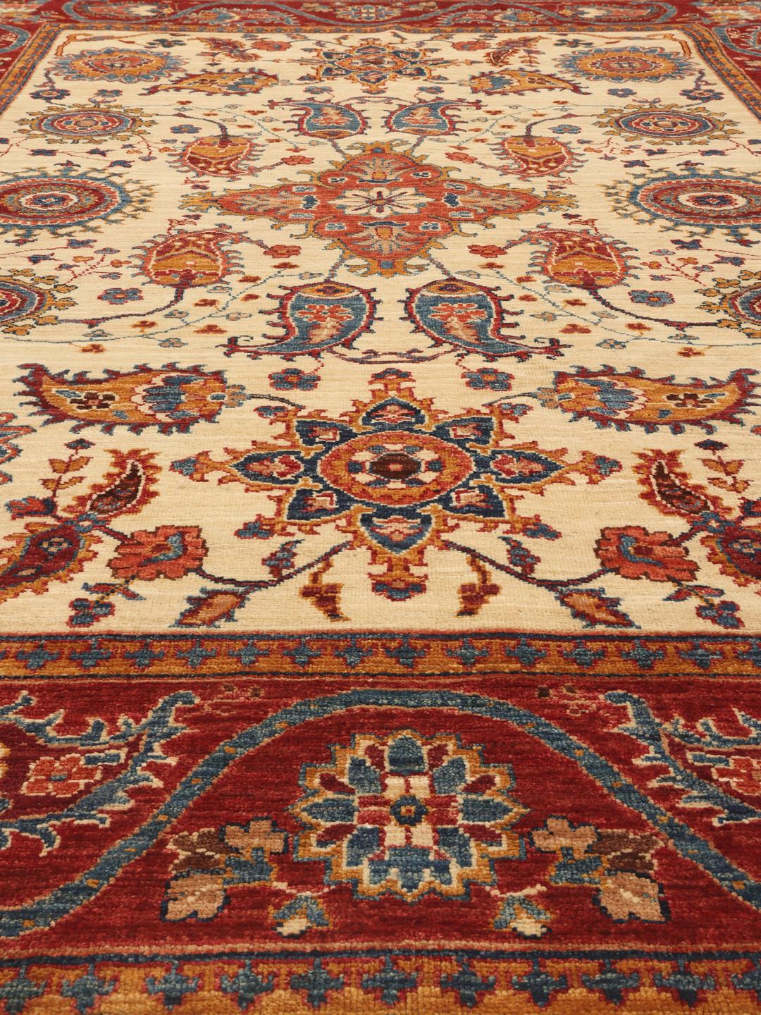 Handgeknoopt Pakistaans tapijt met een floraal en paisley patroon in rood en beige