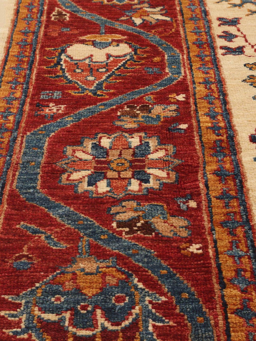 Handgeknoopt Pakistaans tapijt met een floraal en paisley patroon in rood en beige