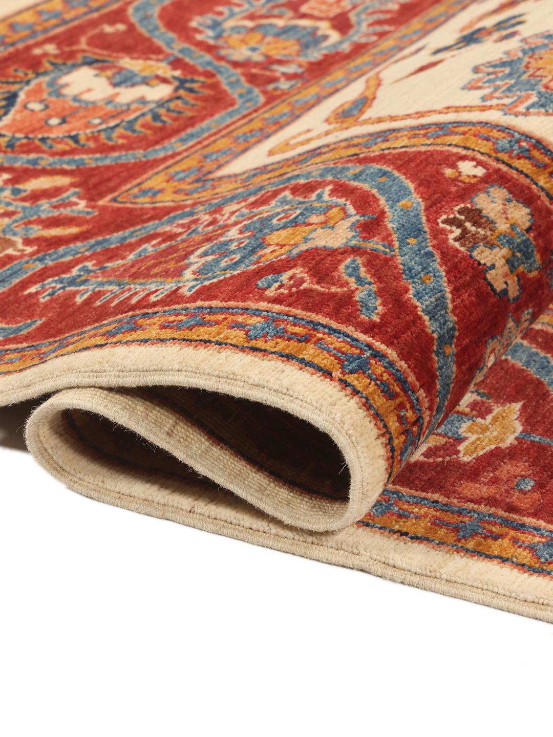 Handgeknoopt Pakistaans tapijt met een floraal en paisley patroon in rood en beige