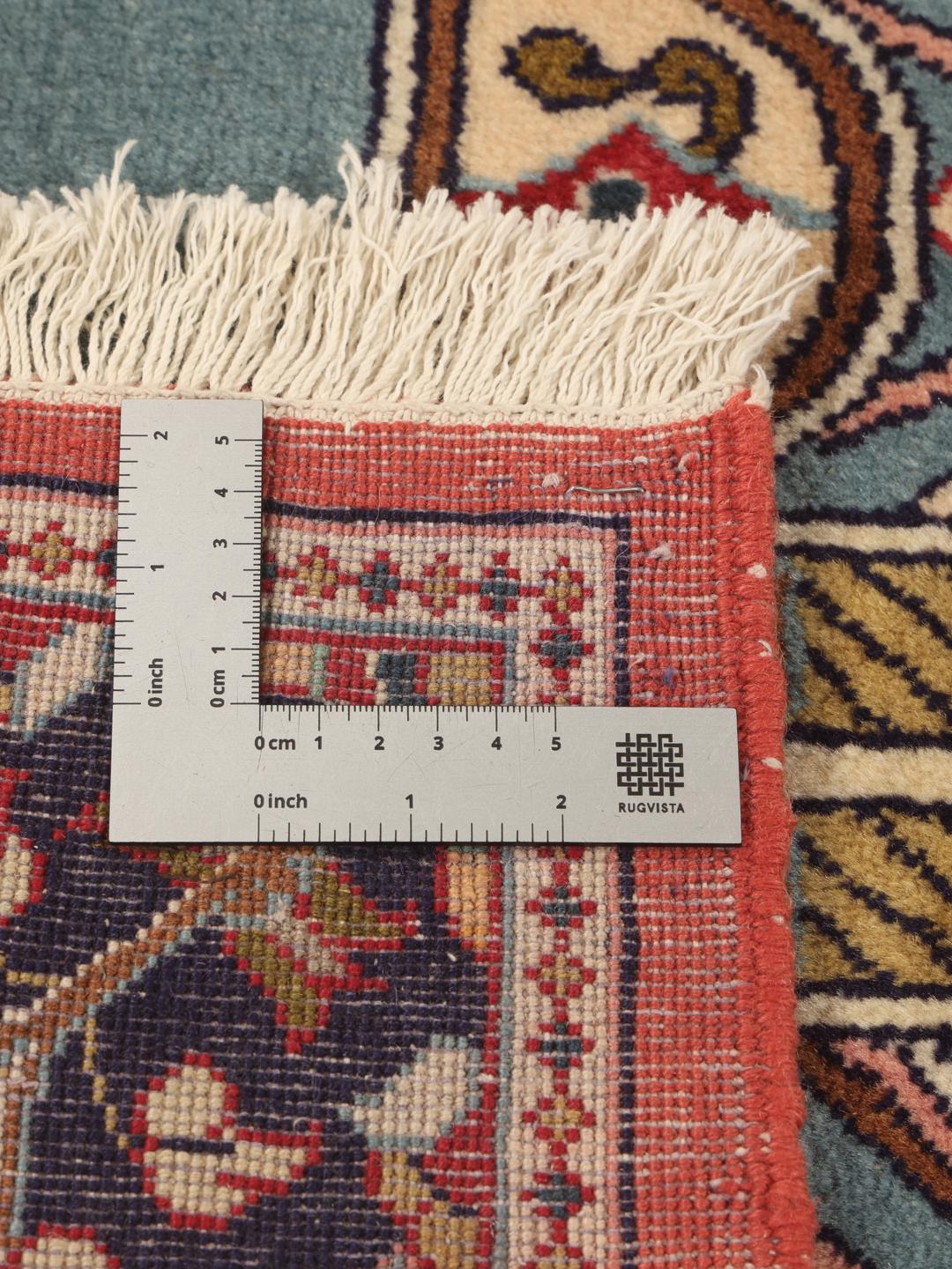 Et håndknyttet Sarough-tæppe fra Mellemøsten med en rød flade og et billedskønt havedesign.