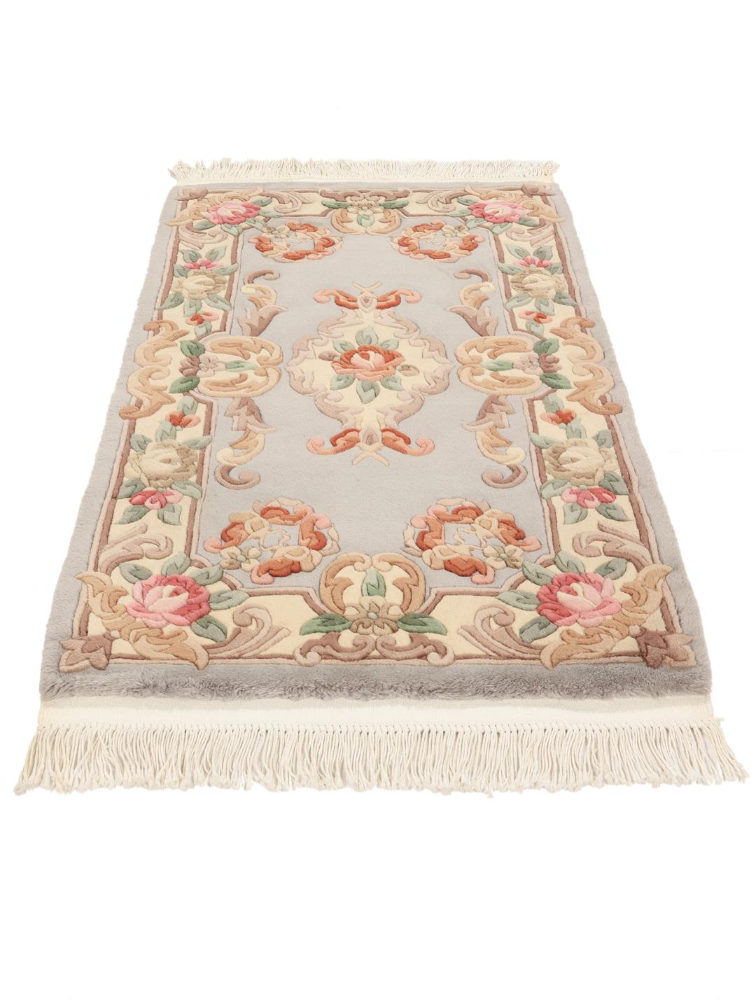 Un tapis rectangulaire noué à la main provenant de Chine, présentant un motif de médaillon floral bleu clair.