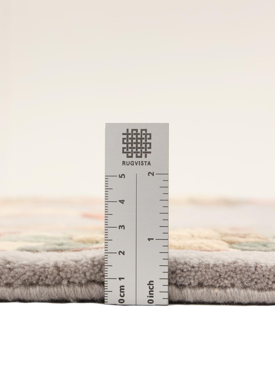 Un tapis rectangulaire noué à la main provenant de Chine, présentant un motif de médaillon floral bleu clair.