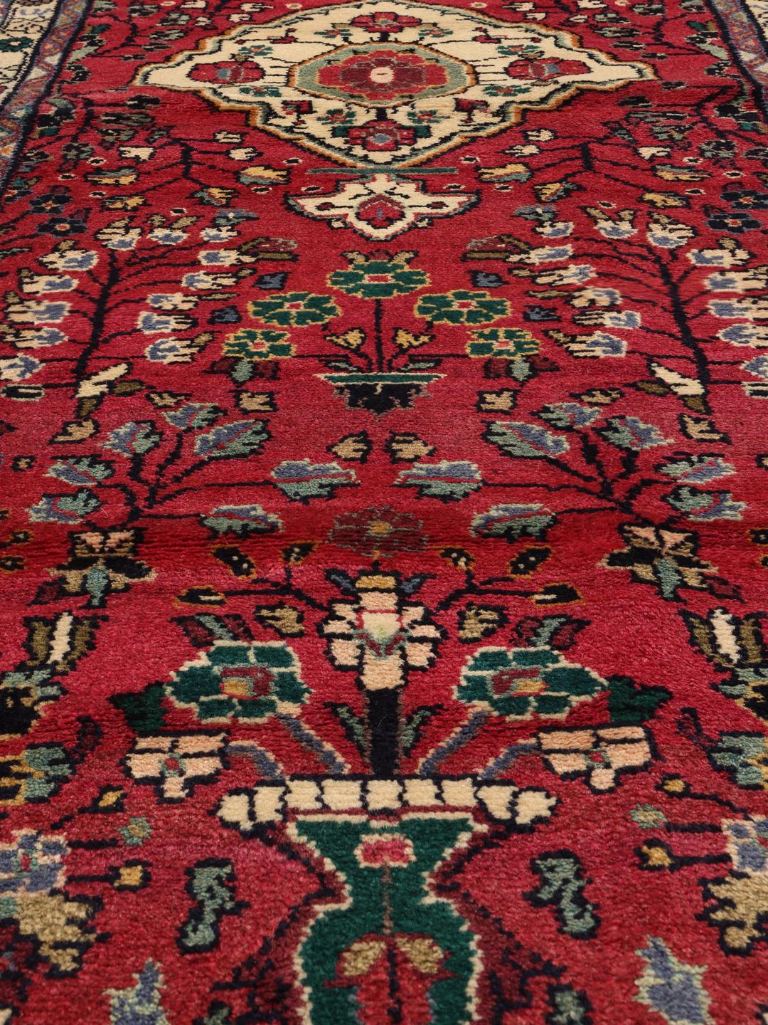 Tapis de couloir Mehraban rouge noué à la main provenant du Moyen-Orient