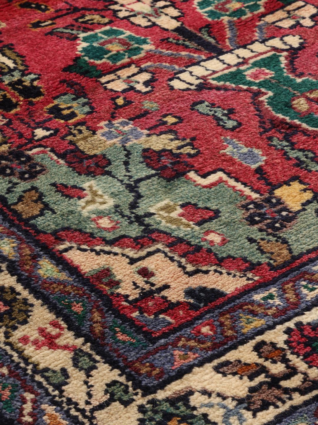 Tapis de couloir Mehraban rouge noué à la main provenant du Moyen-Orient