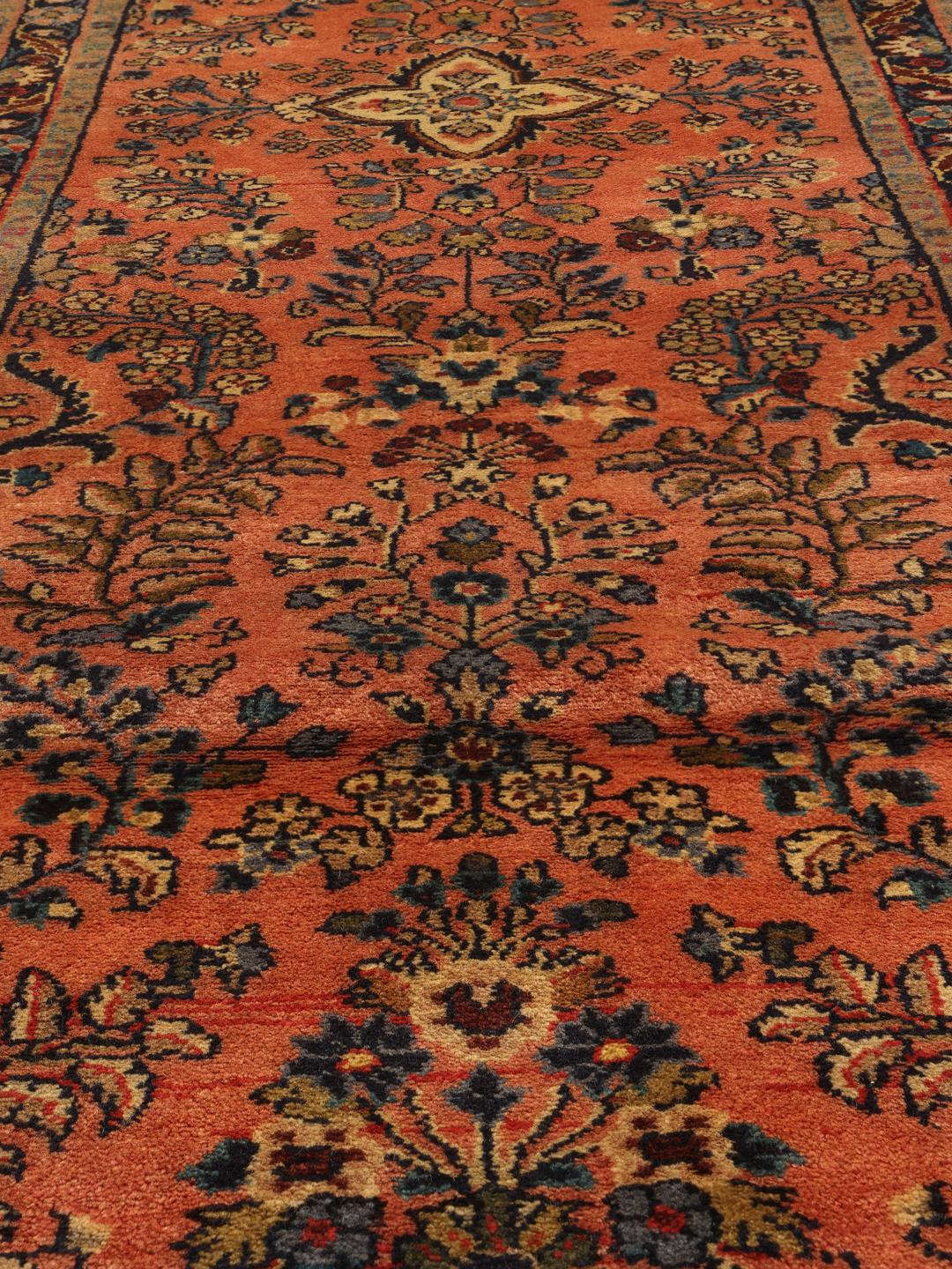Tapis de couloir Mehraban fait main avec des motifs floraux complexes dans des tons rouges et bleus