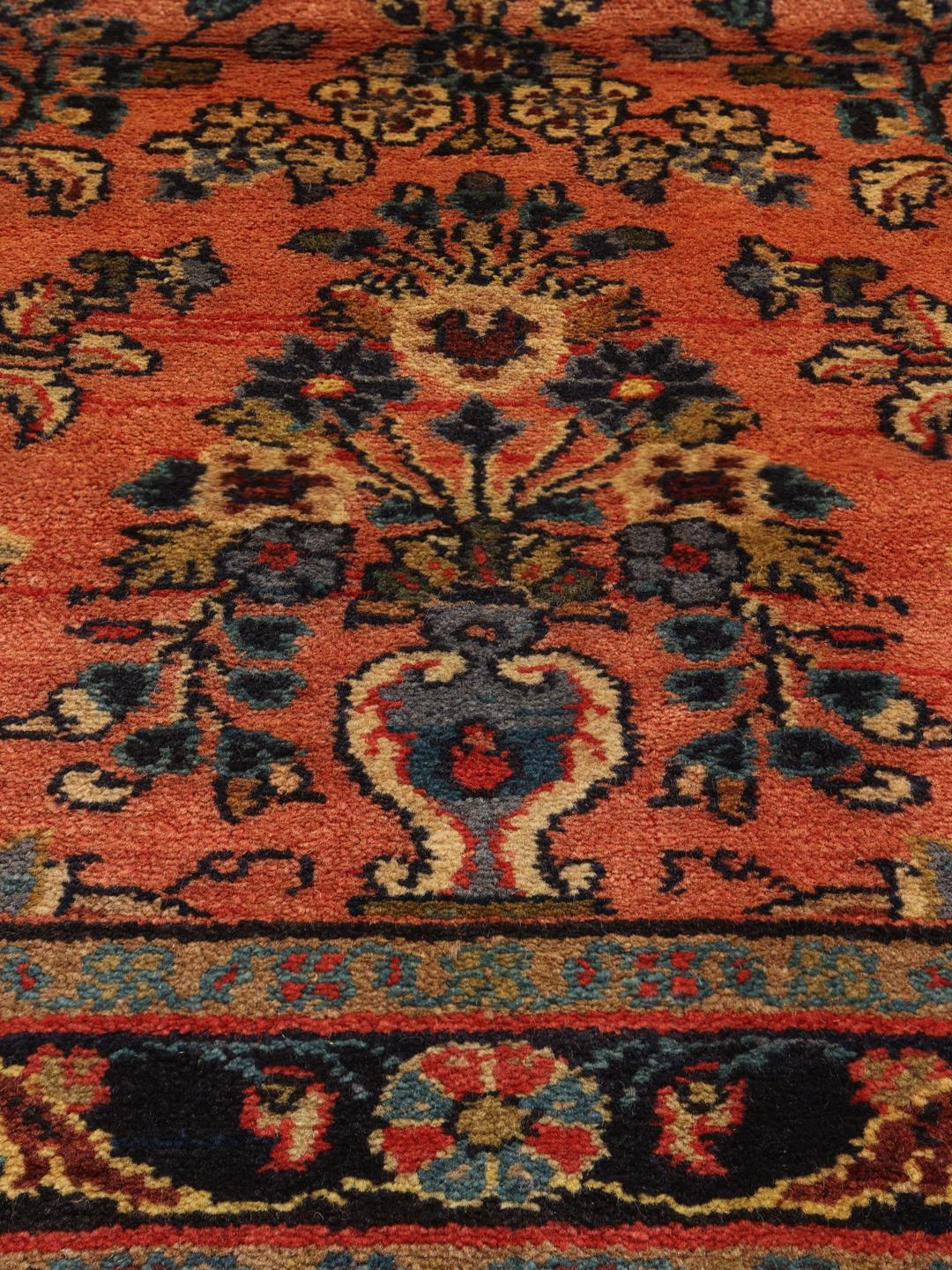 Tapis de couloir Mehraban fait main avec des motifs floraux complexes dans des tons rouges et bleus