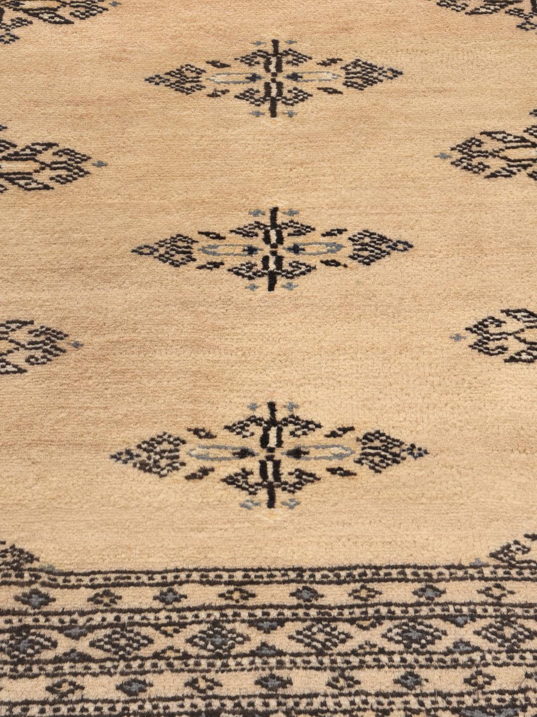 Hand-knotted beige Pakistan Bokhara 2ply rug with geometric motifs