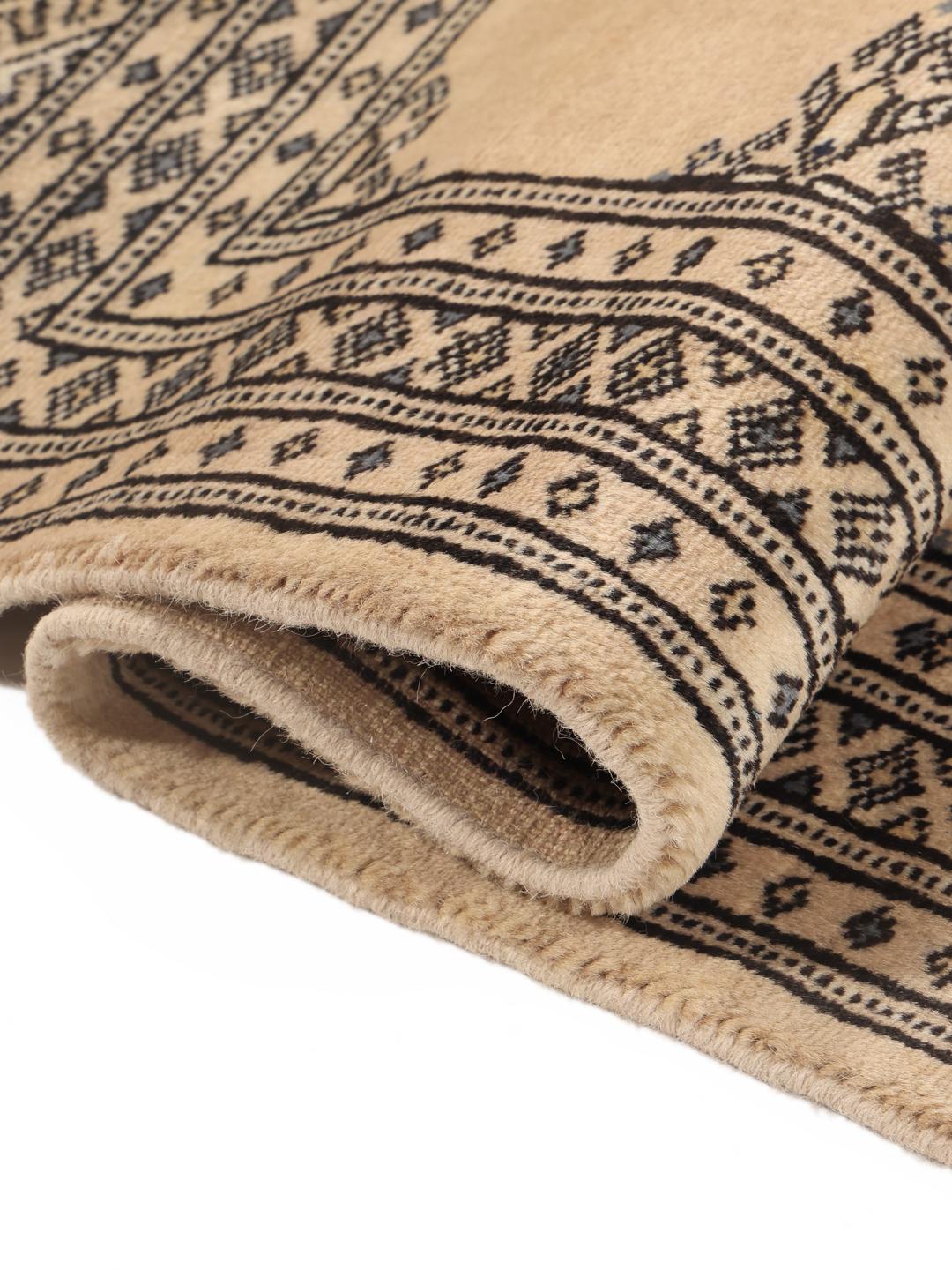 Hand-knotted beige Pakistan Bokhara 2ply rug with geometric motifs