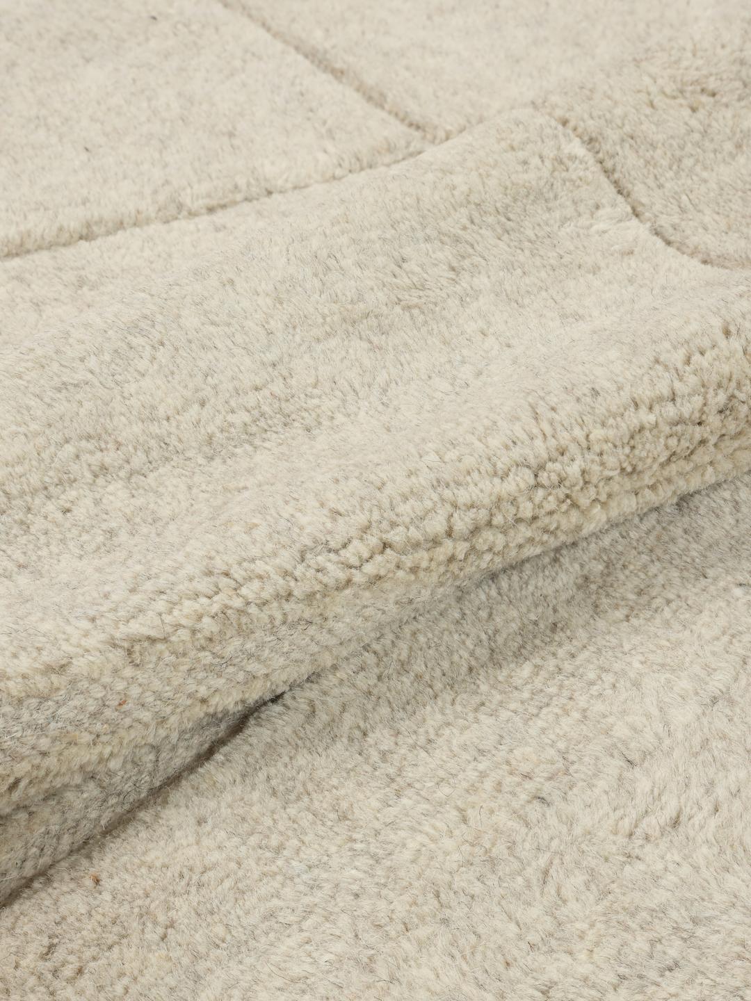 Beige tapijt met details in hoge en lage pool