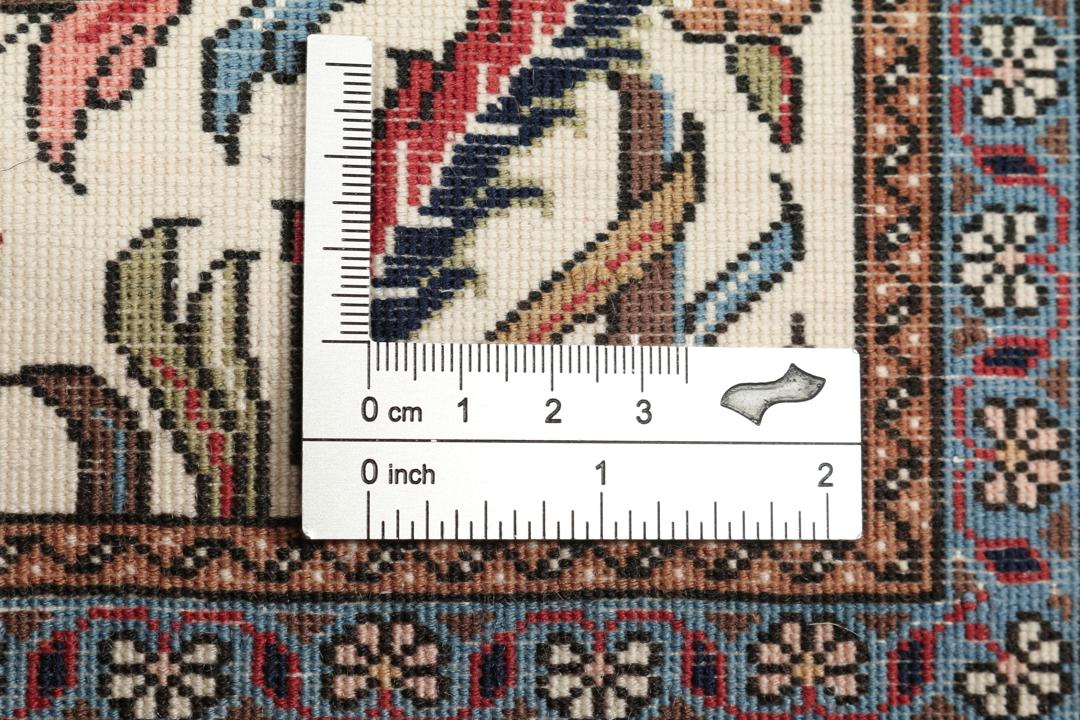 Handgeknoopt Ilam Sherkat Farsh tapijt uit het Midden-Oosten in rode en crèmekleurige tinten.