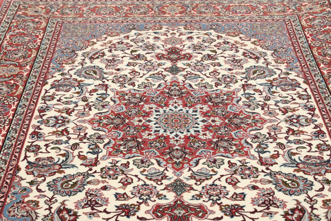 Håndknyttet Isfahan-tæppe fra Mellemøsten med en central medaljon i mørkerøde og cremefarvede toner