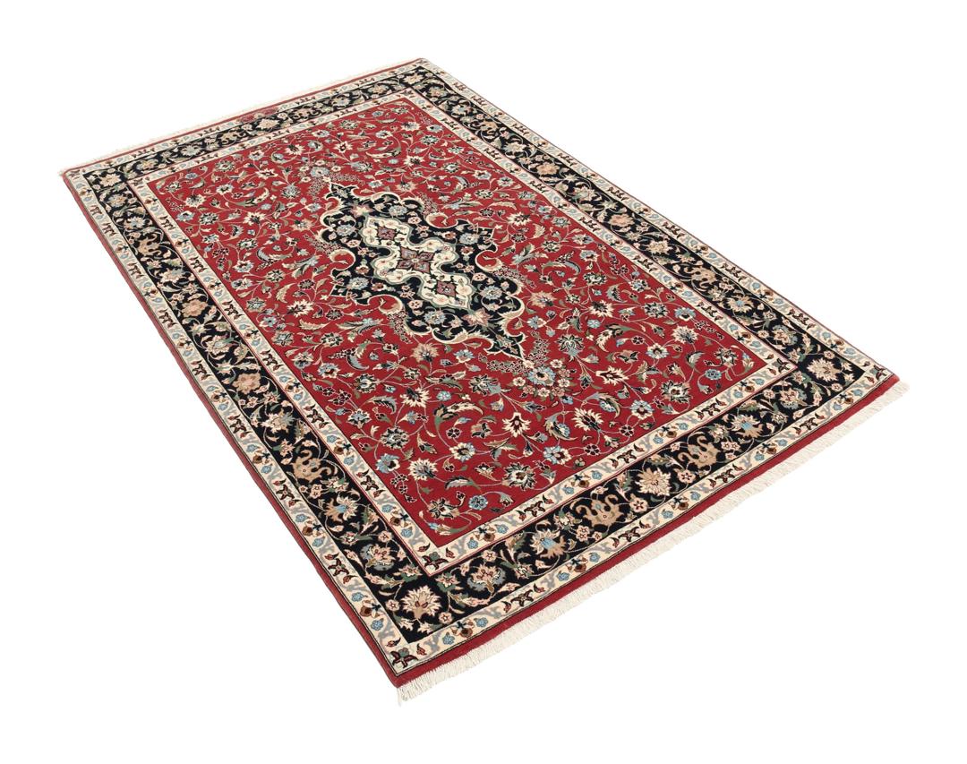 Een met de hand geknoopt Ilam Sherkat Farsh tapijt uit het Midden-Oosten met een rood veld en donkere bloemenranden.