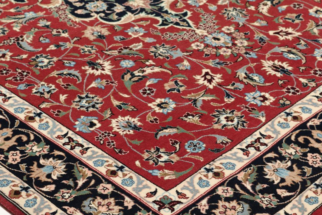 Een met de hand geknoopt Ilam Sherkat Farsh tapijt uit het Midden-Oosten met een rood veld en donkere bloemenranden.