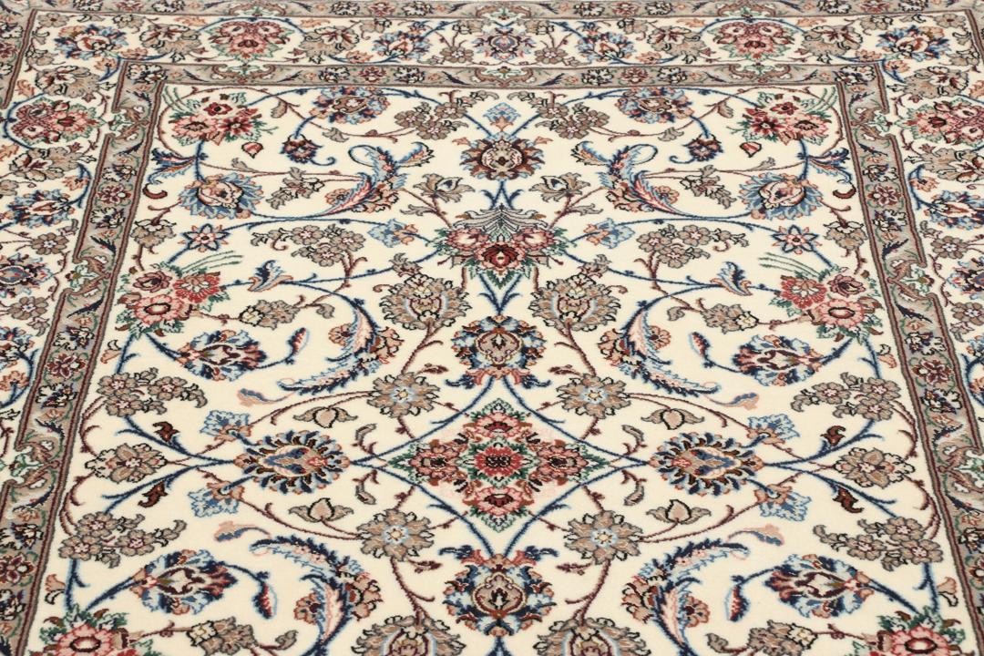 Håndknyttet Isfahan-tæppe fra Mellemøsten med et beige blomstermønster