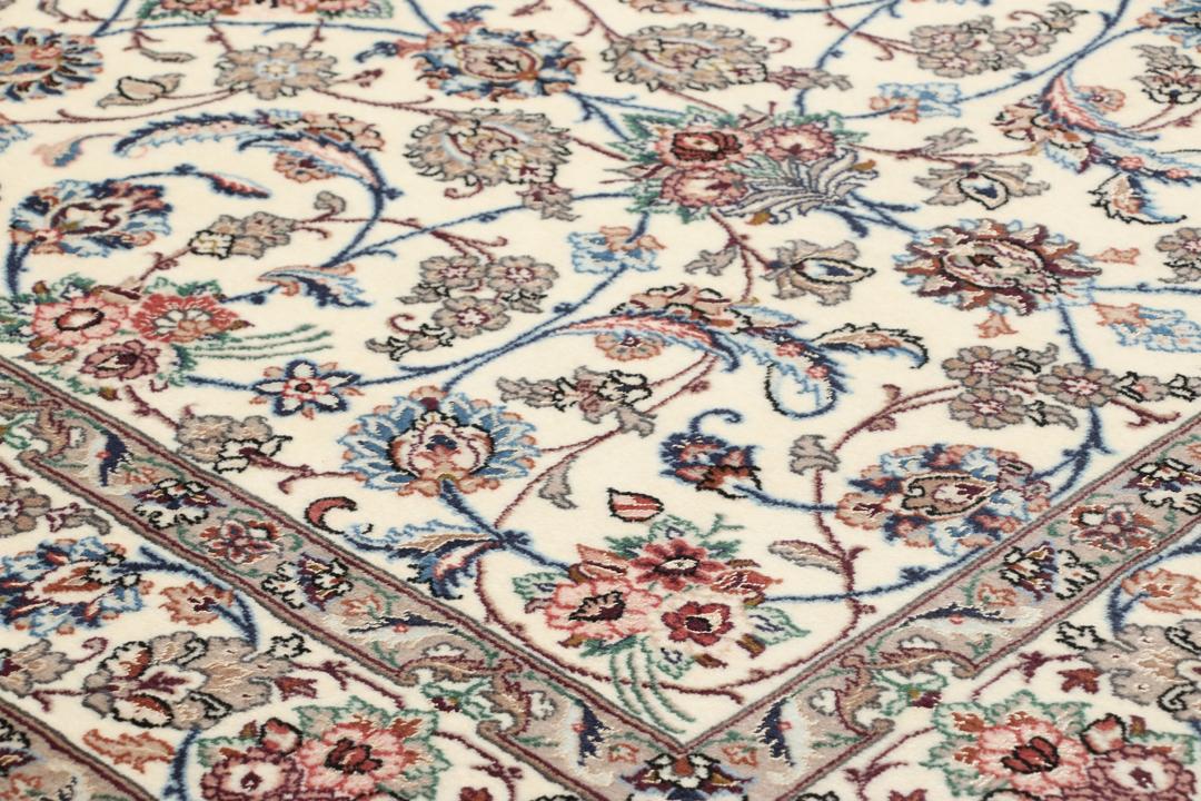 Håndknyttet Isfahan-tæppe fra Mellemøsten med et beige blomstermønster
