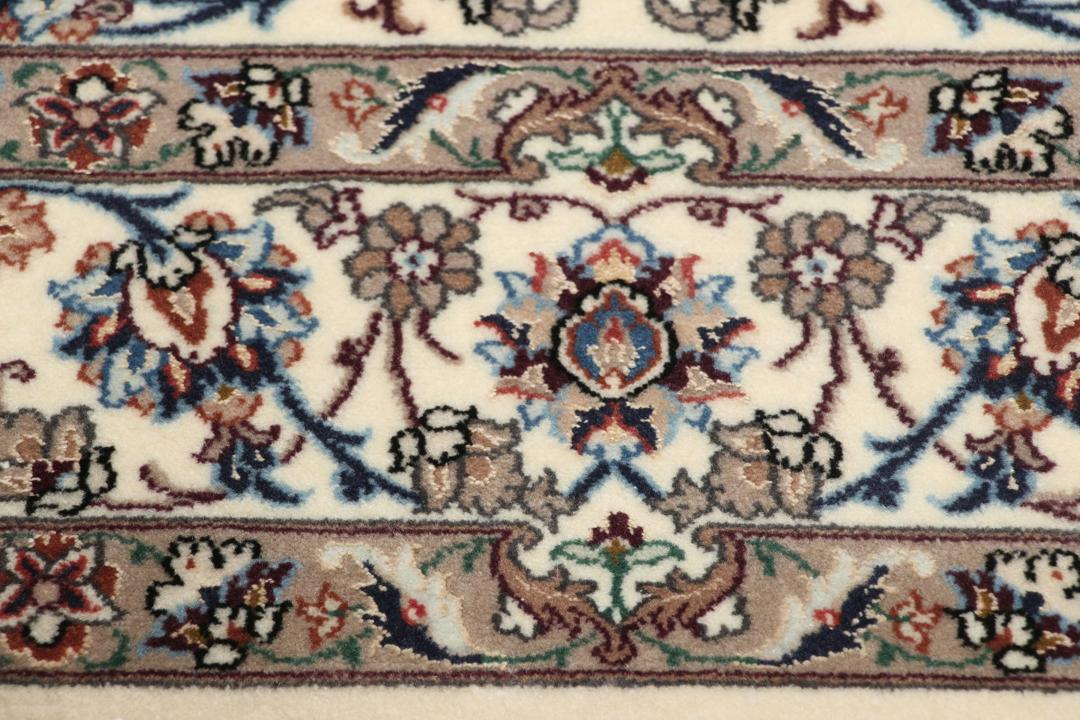 Håndknyttet Isfahan-tæppe fra Mellemøsten med et beige blomstermønster